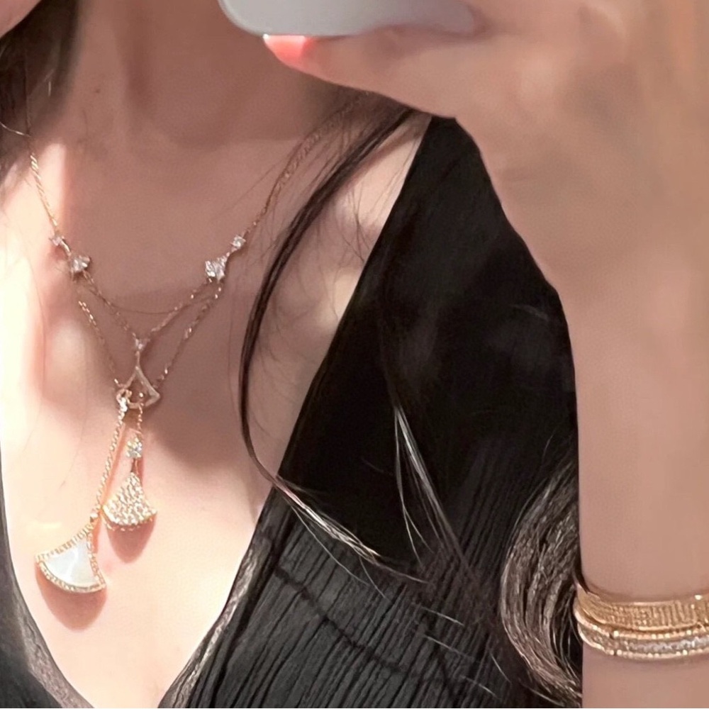Elegant Rose Gold Necklace with Crystal Accents - Picture 5 of 5